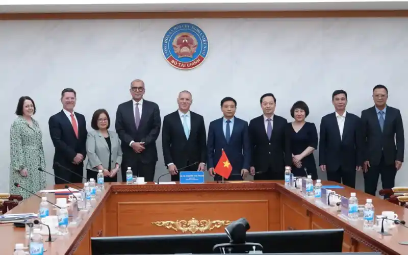 The Ministry of Finance and HSBC are boosting international fundraising efforts to upgrade Vietnam's credit rating.