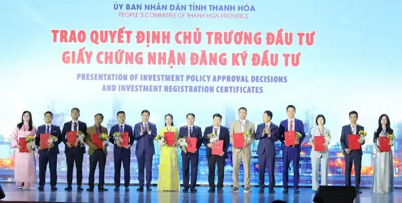Thanh H&oacute;a trao quyết định chủ trương đầu tư, giấy chứng nhận đăng k&yacute; đầu tư v&agrave; k&yacute; bi&ecirc;n bản ghi nhớ đầu tư 42 dự &aacute;n - Ảnh 2.